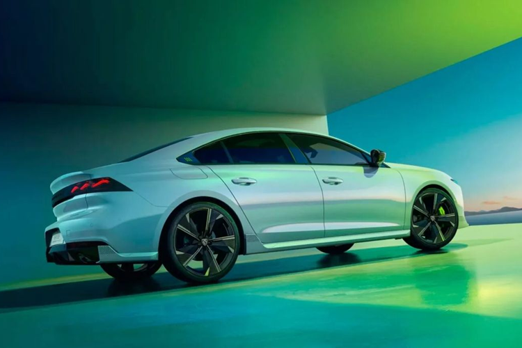 Chúng tôi sẽ có một dải sản phẩm xe điện vào cuối năm nay, trong đó mọi mẫu xe đều có phiên bản thuần điện”, bà Linda Jackson nói. Phiên bản PSE xuất hiện lần đầu tiên trên mẫu 508 và đây cũng là mẫu xe duy nhất được tiếp cận bản thể thao, mạnh mẽ này.