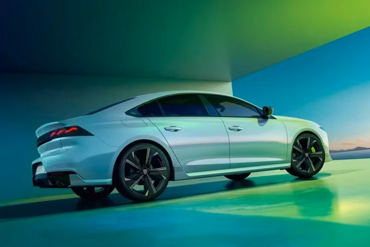 Chúng tôi sẽ có một dải sản phẩm xe điện vào cuối năm nay, trong đó mọi mẫu xe đều có phiên bản thuần điện”, bà Linda Jackson nói. Phiên bản PSE xuất hiện lần đầu tiên trên mẫu 508 và đây cũng là mẫu xe duy nhất được tiếp cận bản thể thao, mạnh mẽ này.