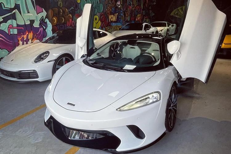 Phía bên trong xe McLaren GT có màn hình giải trí cỡ lớn dựng dọc kết hợp cùng với đó là bảng cần số thiết kế đẹp mắt. Khoang lái siêu xe McLaren GT đang được rao bán 10 tỷ đồng có tông màu trắng.