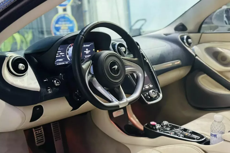 Ngoài chiếc siêu xe McLaren GT này ra, thị trường Việt Nam còn ghi nhận có 1 xe khác mang màu cam, được nhập khẩu chính hãng. Về chiếc xe thú vị này, hãng McLaren đã trang bị đến 2 khoang hành lý cho xe GT với tổng diện tích chứa đồ lên đến 570 lít