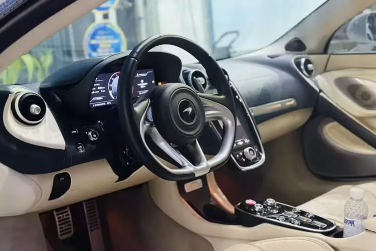 Ngoài chiếc siêu xe McLaren GT này ra, thị trường Việt Nam còn ghi nhận có 1 xe khác mang màu cam, được nhập khẩu chính hãng. Về chiếc xe thú vị này, hãng McLaren đã trang bị đến 2 khoang hành lý cho xe GT với tổng diện tích chứa đồ lên đến 570 lít