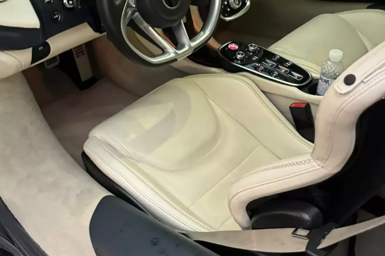 Trong đó, khoang hành lý trước sẽ có chỗ đựng đồ rộng 150 lít phù hợp với va li cỡ vừa hay túi xách cùng một số đồ dùng cá nhân còn khoang hành lý sau cabin của xe McLaren GT có thể tích lên tới 420 lít đủ sức chứa 1 va li cỡ lớn và nhỏ hay làm nơi chứa gậy đánh golf.