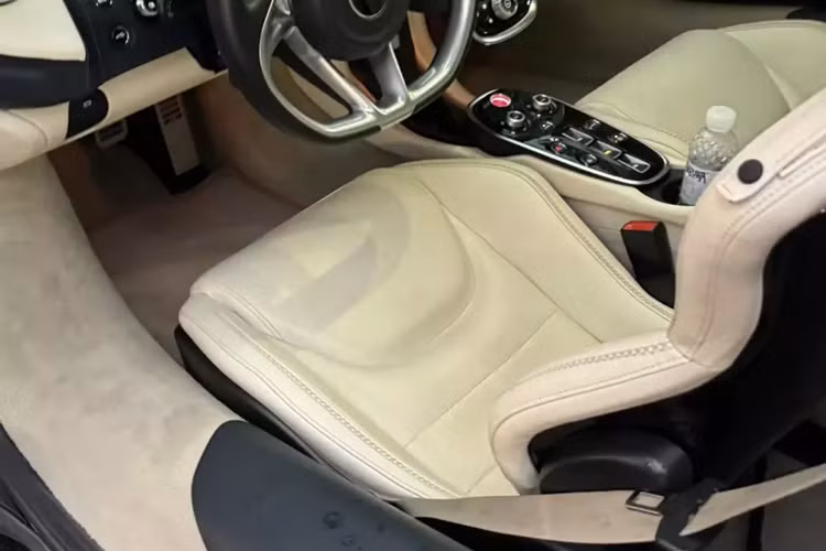 Trong đó, khoang hành lý trước sẽ có chỗ đựng đồ rộng 150 lít phù hợp với va li cỡ vừa hay túi xách cùng một số đồ dùng cá nhân còn khoang hành lý sau cabin của xe McLaren GT có thể tích lên tới 420 lít đủ sức chứa 1 va li cỡ lớn và nhỏ hay làm nơi chứa gậy đánh golf.