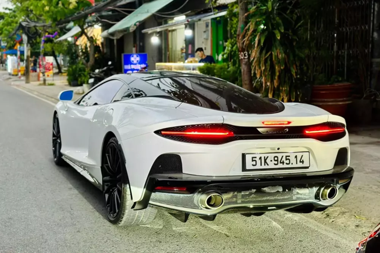 Siêu xe McLaren GT được định vị trên phân khúc của 570S nhưng dưới McLaren 720S, mẫu xe này sẽ cạnh tranh trực tiếp với Aston Martin DB11, Porsche 911 Turbo S hay Bentley Continental GT mới.
