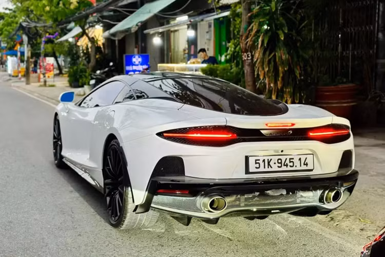 Siêu xe McLaren GT được định vị trên phân khúc của 570S nhưng dưới McLaren 720S, mẫu xe này sẽ cạnh tranh trực tiếp với Aston Martin DB11, Porsche 911 Turbo S hay Bentley Continental GT mới.