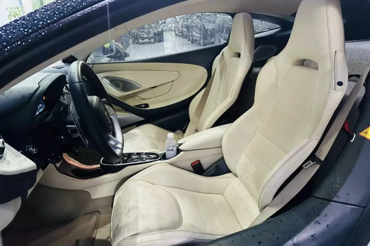 Tính ra trung bình mỗi năm, chiếc siêu xe McLaren GT màu trắng này chỉ lăn bánh khoảng 1.000 km, 1 con số khá ít ỏi. Hiện tại, mẫu siêu xe McLaren GT đầu tiên về Việt Nam đang được rao bán 10 tỷ đồng, mức giá này còn thương lượng.