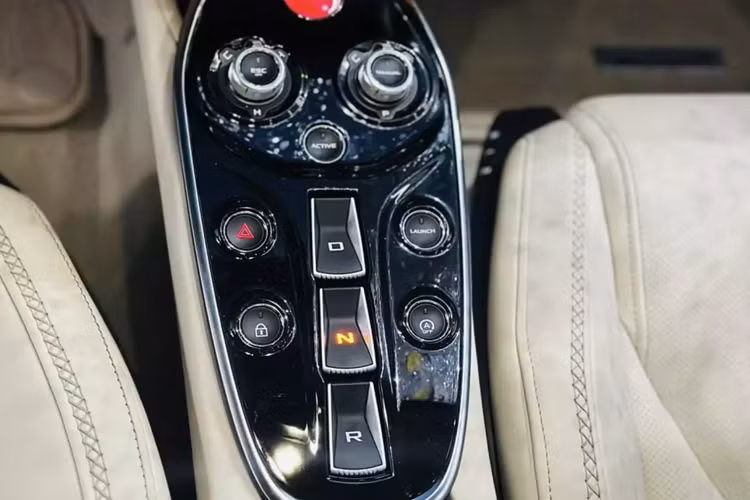 Ở thiết kế, siêu xe McLaren GT có đèn pha LED mới sắc cạnh và đèn hậu LED nằm ngang, tương tự như các siêu xe McLaren khác, phiên bản Grand Touring cũng sở hữu bộ cửa cánh bướm thời trang và dễ dàng giúp chủ nhân cũng như hành khách ra vào xe thoải mái.