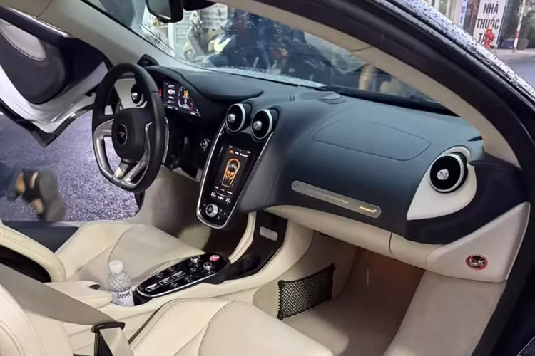 Người này mua xe khá kín tiếng, và gần 1 năm sau đó, chiếc xe này mới ra được biển số là 65A-33.666, với hàm ý tam hoa 6. Giá xe McLaren GT sau khi lăn bánh ước tính trên 20 tỷ đồng.