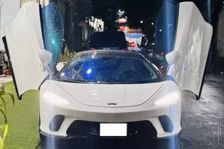 Được biết, Khanh Supper nhập chiếc siêu xe McLaren GT về Việt Nam để trải nghiệm cũng như tìm kiếm khách hàng cho xe, và vì thế, phải 6 tháng sau đó, chiếc McLaren GT mới tìm thấy người mua, đó là 1 nữ đại gia 9X sinh sống ở Cần Thơ.