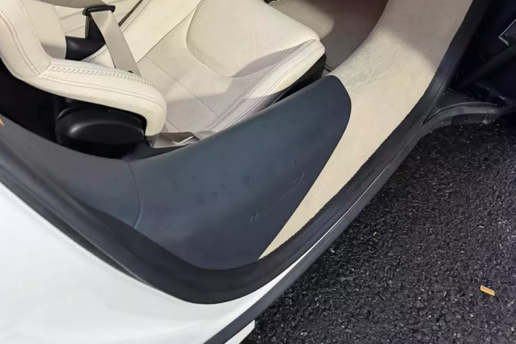 Bẵng đi 1 thời gian khá dài, chiếc siêu xe McLaren GT bất ngờ quay trở lại showroom Khanh Supper, sau đó, được 1 hot girl khác mua về trải nghiệm, và mới đây, xe đã xuất hiện trên thị trường chuyển nhượng xe lướt với số đồng hồ công tơ mét gần 3.000 km.