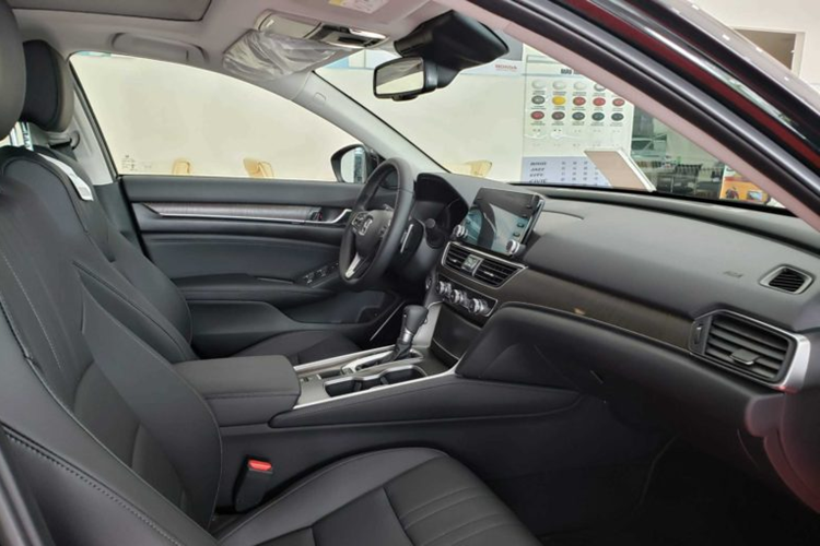 Điểm yếu "chí mạng" của Honda Accord đương nhiên nằm ở giá bán, khởi điểm từ 1,319 tỷ đồng. Bên cạnh đó, xe chỉ có đúng 1 phiên bản nên ít lựa chọn cho khách hàng. Ngoài ra, mẫu sedan hạng D này còn đã lâu chưa được nâng cấp về mặt thiết kế hay trang bị. 