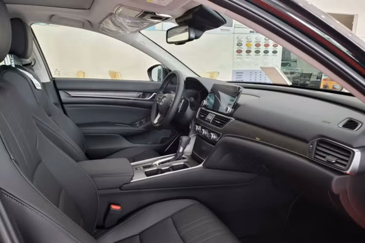 Điểm yếu "chí mạng" của Honda Accord đương nhiên nằm ở giá bán, khởi điểm từ 1,319 tỷ đồng. Bên cạnh đó, xe chỉ có đúng 1 phiên bản nên ít lựa chọn cho khách hàng. Ngoài ra, mẫu sedan hạng D này còn đã lâu chưa được nâng cấp về mặt thiết kế hay trang bị. 