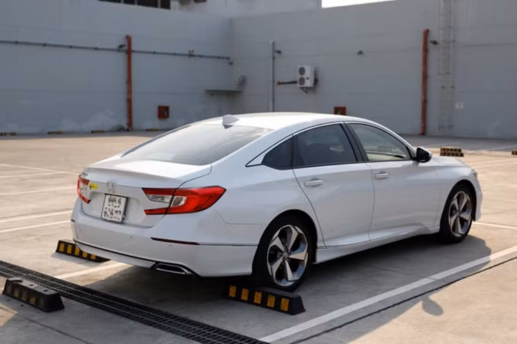 "Trái tim" của Honda Accord là động cơ xăng 4 xi-lanh, tăng áp, dung tích 1.5L, tạo ra công suất tối đa 188 mã lực và mô-men xoắn cực đại 260 Nm.