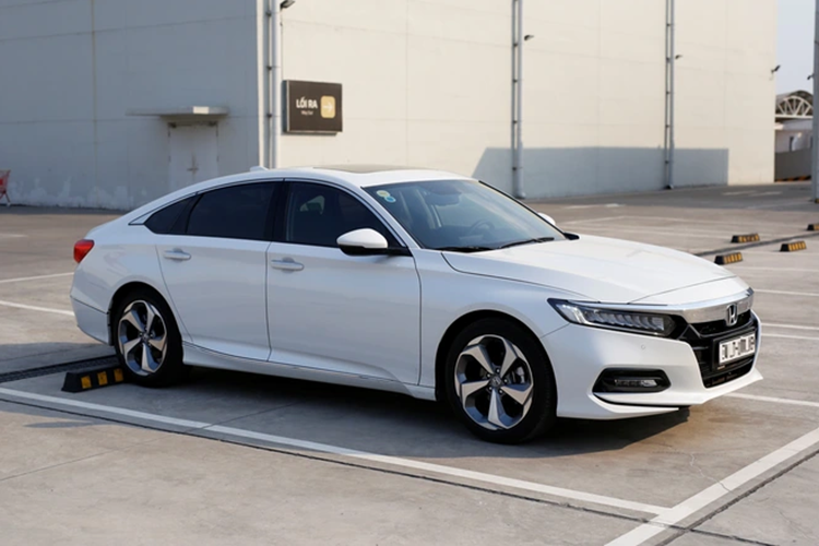 Đồng thời, đây cũng là mẫu sedan hạng D có mức khuyến mại chính hãng cao nhất tại thị trường Việt Nam. Tuy được ưu đãi cực mạnh nhưng Honda Accord vẫn sở hữu giá bán cao hơn phần lớn các đối thủ cùng phân khúc như Mazda6, Kia K5 và MG7. Mẫu xe này trên thực tế hiện chỉ rẻ hơn đúng một đối thủ là Toyota Camry.