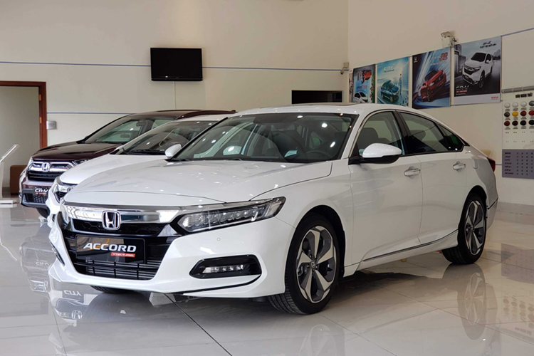 Honda Accord giảm giá xuống còn 1,099 tỷ đồng. Chương trình khuyến mãi của hãng Honda sẽ được áp dụng cho khách hàng ký hợp đồng mua xe và hoàn tất thủ tục thanh toán 100% từ ngày 7/10 đến hết ngày 31/10/2024. Như vậy, đây là tháng thứ 7 liên tiếp Honda Accord được triển khai chương trình ưu đãi này.