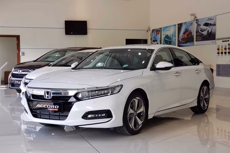 Honda Accord giảm giá xuống còn 1,099 tỷ đồng. Chương trình khuyến mãi của hãng Honda sẽ được áp dụng cho khách hàng ký hợp đồng mua xe và hoàn tất thủ tục thanh toán 100% từ ngày 7/10 đến hết ngày 31/10/2024. Như vậy, đây là tháng thứ 7 liên tiếp Honda Accord được triển khai chương trình ưu đãi này.