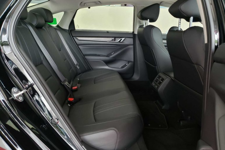 Bỏ ra số tiền hơn 1 tỷ đồng, khách hàng sẽ nhận về mẫu xe cỡ D rộng rãi và nhiều trang bị tiện nghi, an toàn. Xe sở hữu những trang bị nổi bật như hệ thống đèn LED, vành hợp kim 18 inch, gương chiếu hậu chỉnh điện/gập điện/tích hợp xi nhan/tự động gập khi khóa/tự động cụp khi lùi,...