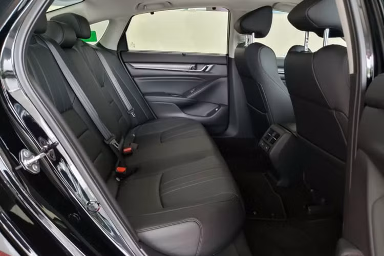 Bỏ ra số tiền hơn 1 tỷ đồng, khách hàng sẽ nhận về mẫu xe cỡ D rộng rãi và nhiều trang bị tiện nghi, an toàn. Xe sở hữu những trang bị nổi bật như hệ thống đèn LED, vành hợp kim 18 inch, gương chiếu hậu chỉnh điện/gập điện/tích hợp xi nhan/tự động gập khi khóa/tự động cụp khi lùi,...