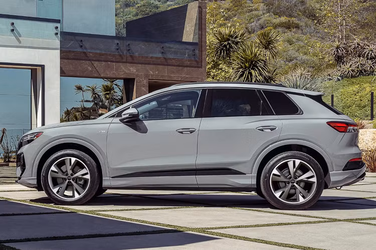 Mẫu xe SUV điện Audi Q4 55 e-tron 2024 mới có thể sản sinh công suất thêm 40 mã lực, nâng tổng công suất lên 335 mã lực. Kết quả là chiếc xe điện có giá cả rẻ bậc nhất hiện nay của Audi có thể đạt tốc độ 100 km/giờ trong vòng 5 giây.