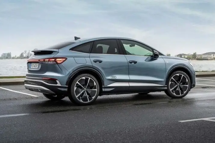 Mẫu mới dự kiến sẽ ra mắt chính thức vào khoảng cuối tháng 3 này với điểm nhấn là được phát triển từ cùng một nền tảng khung gầm PPE với Porsche Macan EV nên hứa hẹn hiệu năng và cảm giác lái rất năng động thể thao.