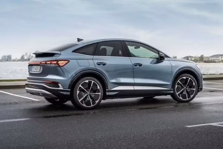 Mẫu mới dự kiến sẽ ra mắt chính thức vào khoảng cuối tháng 3 này với điểm nhấn là được phát triển từ cùng một nền tảng khung gầm PPE với Porsche Macan EV nên hứa hẹn hiệu năng và cảm giác lái rất năng động thể thao.