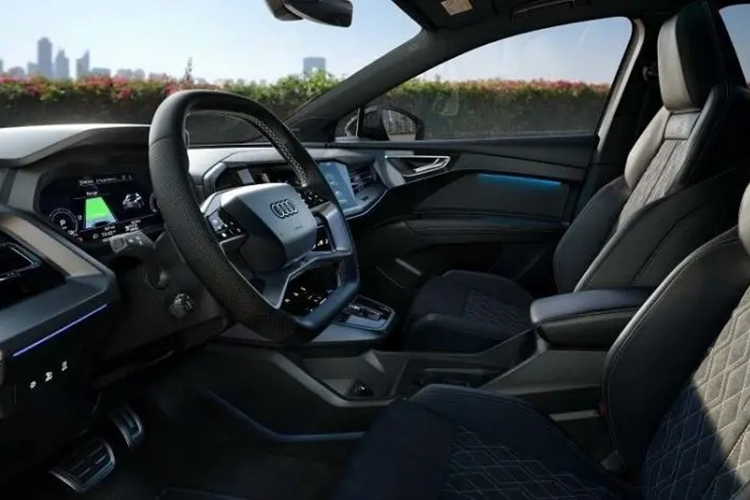 So với Q4 50 e-tron, mẫu xe mới có phạm vi hoạt động bổ sung thêm 22 dặm (tương đương 35,4 km) để đạt được quãng đường di chuyển tối đa lên đến 258 dặm (tương đương 415 km) theo ước tính của EPA.