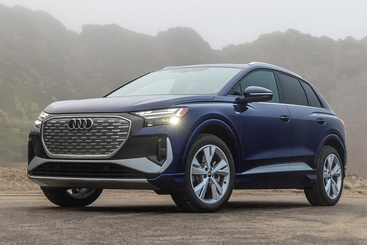  Audi Q4 e-tron 2024 mới đã có mặt tại Mỹ với sức mạnh và hiệu suất cao hơn, phạm vi hoạt động rộng hơn và mức giá mới. Theo đó, giá xe Audi Q4 55 e-tron 2024 bắt đầu ở mức 55.200 USD (1,380 tỷ đồng) còn biến thể Audi Q4 Sportback 55 e-tron cũng vẫn giữ nguyên mức giá 58.200 USD (1,455 tỷ đồng) như đời cũ.
