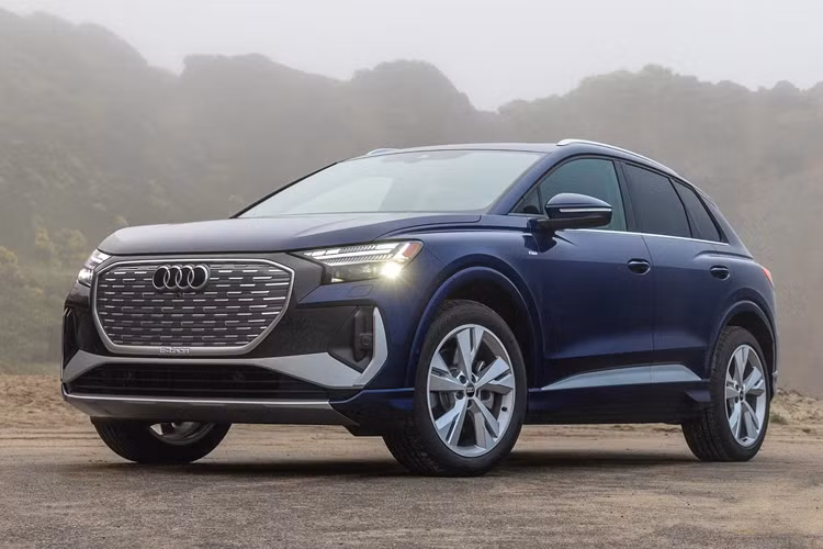  Audi Q4 e-tron 2024 mới đã có mặt tại Mỹ với sức mạnh và hiệu suất cao hơn, phạm vi hoạt động rộng hơn và mức giá mới. Theo đó, giá xe Audi Q4 55 e-tron 2024 bắt đầu ở mức 55.200 USD (1,380 tỷ đồng) còn biến thể Audi Q4 Sportback 55 e-tron cũng vẫn giữ nguyên mức giá 58.200 USD (1,455 tỷ đồng) như đời cũ.