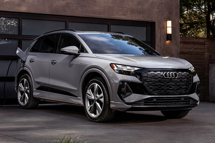 Khách hàng cũng có thể lựa chọn tùy chọn mâm xe 21 inch với lốp bốn mùa kích thước 235/45 và 255/40 lần lượt ở phía trước và phía sau. Pin của Q4 55 e-tron 2024 tuy có dung lượng tối đa 82 kWh nhưng trên thực tế chỉ 77 kWh là có thể sử dụng được. Khi cắm vào bộ sạc nhanh DC, pin có thể sạc lại từ 10 – 80% chỉ trong 28 phút.