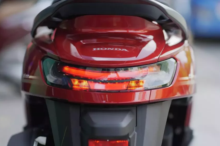 Những trang bị đáng chú ý khác của mẫu xe ga này bao gồm bình xăng có thể tích 5 lít, cụm đồng hồ kỹ thuật số đa sắc và chìa khóa thông minh tích hợp báo động chống trộm. Hệ thống đèn LED từ trước ra sau được trang bị tiêu chuẩn cho xe.