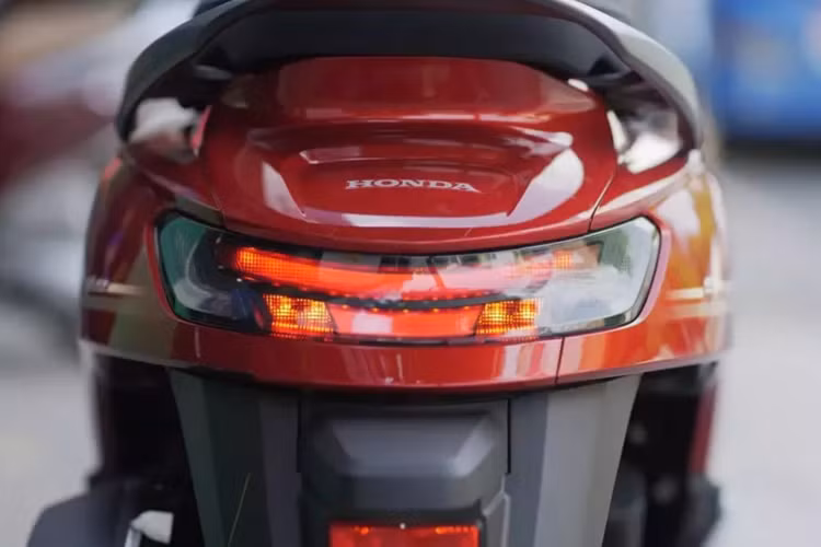 Những trang bị đáng chú ý khác của mẫu xe ga này bao gồm bình xăng có thể tích 5 lít, cụm đồng hồ kỹ thuật số đa sắc và chìa khóa thông minh tích hợp báo động chống trộm. Hệ thống đèn LED từ trước ra sau được trang bị tiêu chuẩn cho xe.