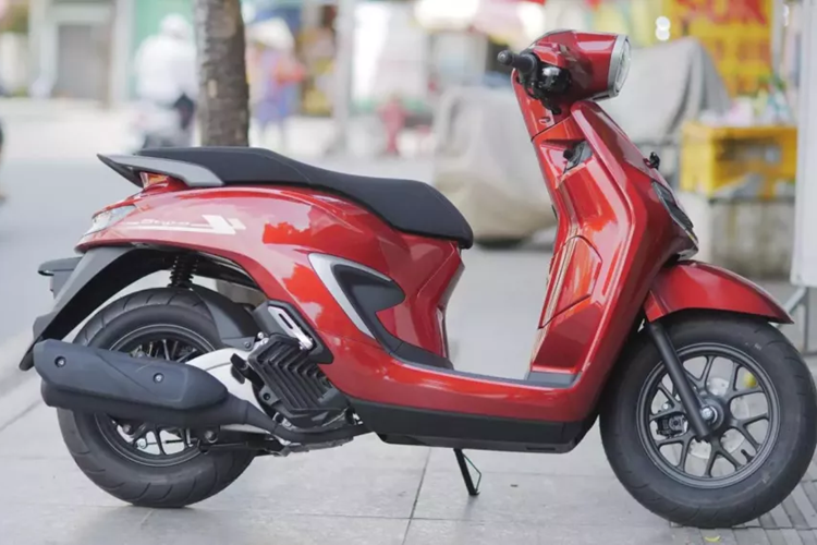 Tại thị trường Indonesia, Honda Stylo 160 có 2 phiên bản là CBS và ABS. Ở phiên bản CBS, xe chỉ có phanh đĩa phía trước. Trong khi đó, phiên bản ABS có thêm phanh đĩa đặc biệt ở phía sau và hệ thống chống bó cứng phanh một kênh.