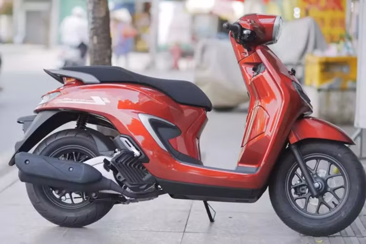 Tại thị trường Indonesia, Honda Stylo 160 có 2 phiên bản là CBS và ABS. Ở phiên bản CBS, xe chỉ có phanh đĩa phía trước. Trong khi đó, phiên bản ABS có thêm phanh đĩa đặc biệt ở phía sau và hệ thống chống bó cứng phanh một kênh.