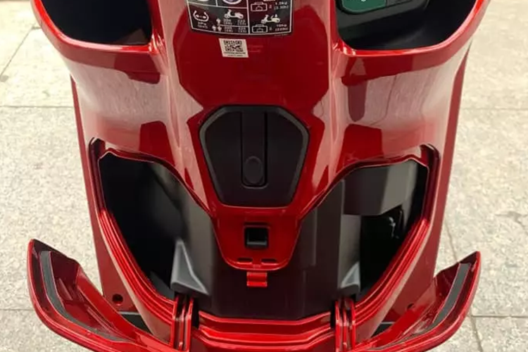 Chưa hết, Honda Stylo 160 còn có ngăn nhỏ đủ để chứa chai nước và ngăn có nắp để cất điện thoại, tích hợp cổng sạc USB Type A ở phía sau yếm trước. Bên dưới yên xe là cốp chứa đồ có thể tích 16,5 lít.