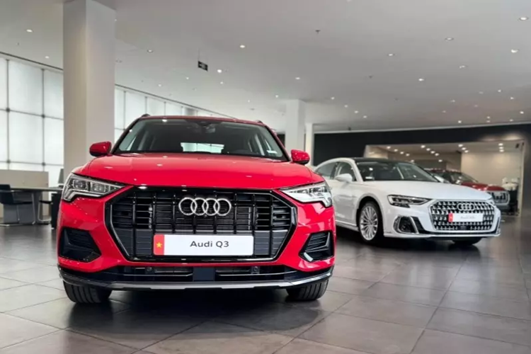 Ngoại trừ những thay đổi trên, Audi Q3 Black Edition 2024 không có gì khác so với Q3 Advanced 35 TFSI thông thường. Xe cũng có những trang bị ngoại thất như đèn pha LED Matrix, đèn hậu LED, vành hợp kim 18 inch với thiết kế 5 chấu đơn và sơn màu bạc kém nổi bật, lốp 235/55R18, cốp chỉnh điện,...