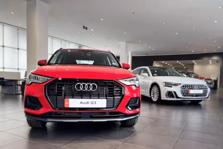 Ngoại trừ những thay đổi trên, Audi Q3 Black Edition 2024 không có gì khác so với Q3 Advanced 35 TFSI thông thường. Xe cũng có những trang bị ngoại thất như đèn pha LED Matrix, đèn hậu LED, vành hợp kim 18 inch với thiết kế 5 chấu đơn và sơn màu bạc kém nổi bật, lốp 235/55R18, cốp chỉnh điện,...
