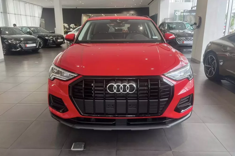 Đúng như tên gọi, những chiếc SUV hạng sang Audi Q3 2024 này được bổ sung một số chi tiết ngoại thất màu đen bóng mới. Cụ thể, Audi Q3 Black Edition 2024 sở hữu lưới tản nhiệt, viền khe gió trên cản trước, nẹp hốc bánh và đường chân kính đều sơn màu đen bóng.