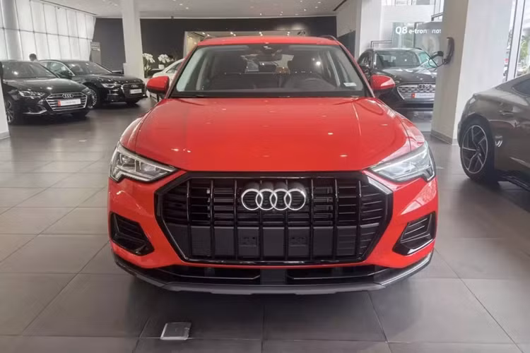 Đúng như tên gọi, những chiếc SUV hạng sang Audi Q3 2024 này được bổ sung một số chi tiết ngoại thất màu đen bóng mới. Cụ thể, Audi Q3 Black Edition 2024 sở hữu lưới tản nhiệt, viền khe gió trên cản trước, nẹp hốc bánh và đường chân kính đều sơn màu đen bóng.