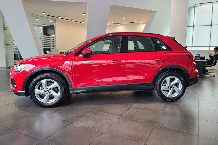 "Trái tim" của Audi Q3 Black Edition 2024 vẫn là động cơ xăng 4 xi-lanh, tăng áp, dung tích 1.4L, sản sinh công suất tối đa 150 mã lực và mô-men xoắn cực đại 250 Nm. Động cơ kết hợp với hộp số tự động 7 cấp và hệ dẫn động cầu trước.