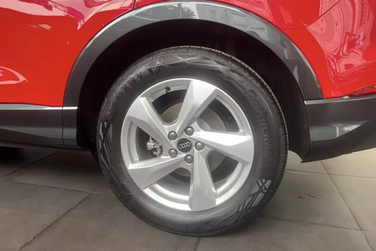 Ở Audi Q3 Advanced 35 TFSI, những chi tiết này vốn được sơn màu bạc. Sự thay đổi này giúp mẫu SUV hạng sang của thương hiệu 4 vòng tròn có ngoại hình nổi bật và ấn tượng hơn.