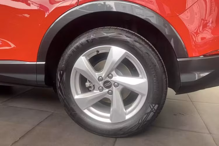 Ở Audi Q3 Advanced 35 TFSI, những chi tiết này vốn được sơn màu bạc. Sự thay đổi này giúp mẫu SUV hạng sang của thương hiệu 4 vòng tròn có ngoại hình nổi bật và ấn tượng hơn.