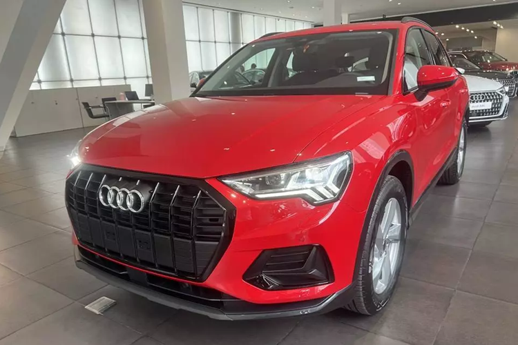 Audi Q3 là mẫu SUV hạng sang đã lâu không được nâng cấp ở thị trường Việt Nam. Tuy nhiên, cách đây không lâu, những chiếc Audi Q3 2024 mới đã bắt đầu có mặt tại đại lý Việt. Xe thuộc phiên bản Black Edition và được phát triển dựa trên Q3 Advanced 35 TFSI cũ.
