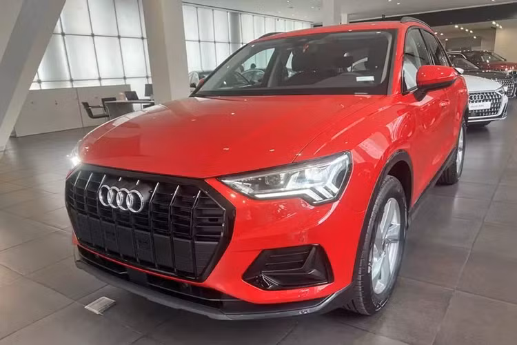 Audi Q3 là mẫu SUV hạng sang đã lâu không được nâng cấp ở thị trường Việt Nam. Tuy nhiên, cách đây không lâu, những chiếc Audi Q3 2024 mới đã bắt đầu có mặt tại đại lý Việt. Xe thuộc phiên bản Black Edition và được phát triển dựa trên Q3 Advanced 35 TFSI cũ.