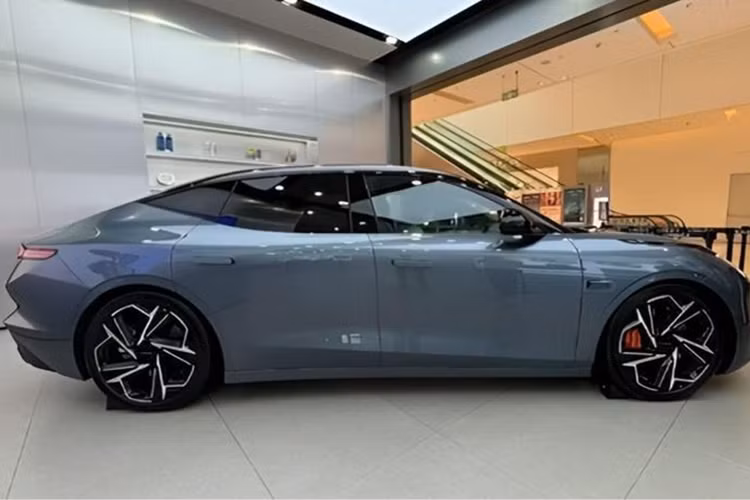 Lynk &amp; Co trang bị cho xe Z10 chip xử lý Qualcomm Snapdragon 8295, hệ thống cảm biến Lidar và chip Nvidia Orin-X nhằm tối ưu hệ thống hỗ trợ lái xe. Cung cấp sức mạnh cho xe là 2 tùy chọn động cơ. Phiên bản tiêu chuẩn được trang bị một mô tơ điện cho công suất 415 mã lực và momen xoắn 440 Nm.