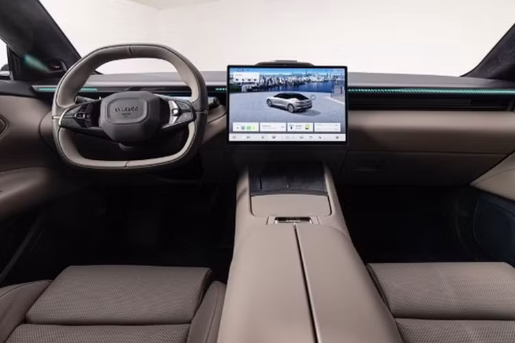 Về nội thất, bên trong khoang cabin của Z10 được thiết kế khá tối giản, hầu như không có nút bấm hay công tắc vật lý nào ngoài những nút bấm trên cửa và vô lăng hai chấu. Xe được trang bị màn hình cảm ứng trung tâm 15,4 inch đặt nổi ngay trên taplo, màn hình hiển thị kính lái HUD, ghế ngồi có tính năng làm mát/sưởi/massage.