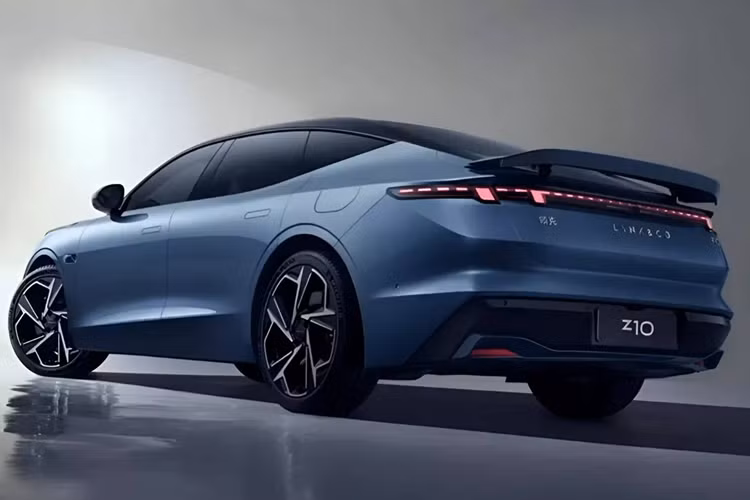 Tuỳ vào từng phiên bản, Lynk &amp; Co Z10 của Trung Quốc có phạm vi hoạt động lần lượt là 675/705/750 km sau khi sạc đầy, đi kèm tính năng sạc nhanh cho phép Z10 đi được quãng đường 573 km chỉ trong 15 phút.