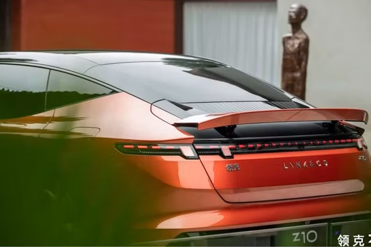 Đầu xe gây ấn tượng với cụm đèn pha trông giống như móng vuốt của một con chim săn mồi, đi cùng đèn định vị đặt dọc, tay nắm cửa dạng ẩn thời thượng. Phía sau xe là cụm đèn hậu được thiết kế trải dài, xuyên suốt phần đuôi tương tự như mẫu sedan plug-in hybrid Lynk &amp; Co 07 EM-P.