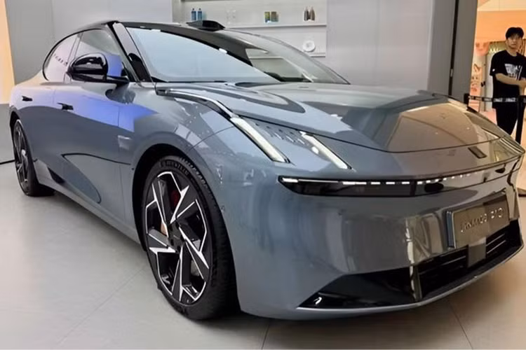 Sau màn ra mắt vào ngày 18/6 vừa qua, mẫu sedan thuần điện Lynk &amp; Co Z10 2024 mới đã được đưa về đại lý để chuẩn bị mở bán. Theo kế hoạch, Lynk &amp; Co Z10 bắt đầu được giao tới tay khách hàng vào tháng 9 tới với giá khởi điểm 200.000 nhân dân tệ (khoảng 700 triệu đồng).