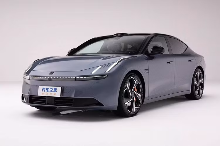 Ở bản này xe có thể tăng tốc từ 0-100 km/h trong 5,9 giây. Trong khi đó, phiên bản cao cấp có hệ thống truyền động gồm 2 mô tơ điện cho tổng công suất 777 mã lực và momen xoắn 810 Nm, dẫn động bốn bánh, cho khả năng tăng tốc 0-100 km/h chỉ 3,3 giây.