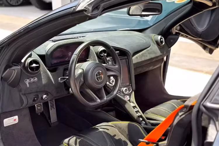 Sau đó, siêu xe mui trần McLaren 720S Spider này đổi chủ vài lần và 2 năm qua bất ngờ mất tích khá bí ẩn, tuy nhiên, hiện nay xe đã xuất hiện trở lại khi được 1 showroom chuyên mua bán xe cũ ở Thành phố Hồ Chí Minh mang về và đang chào với mức giá bán gần 19 tỷ đồng.